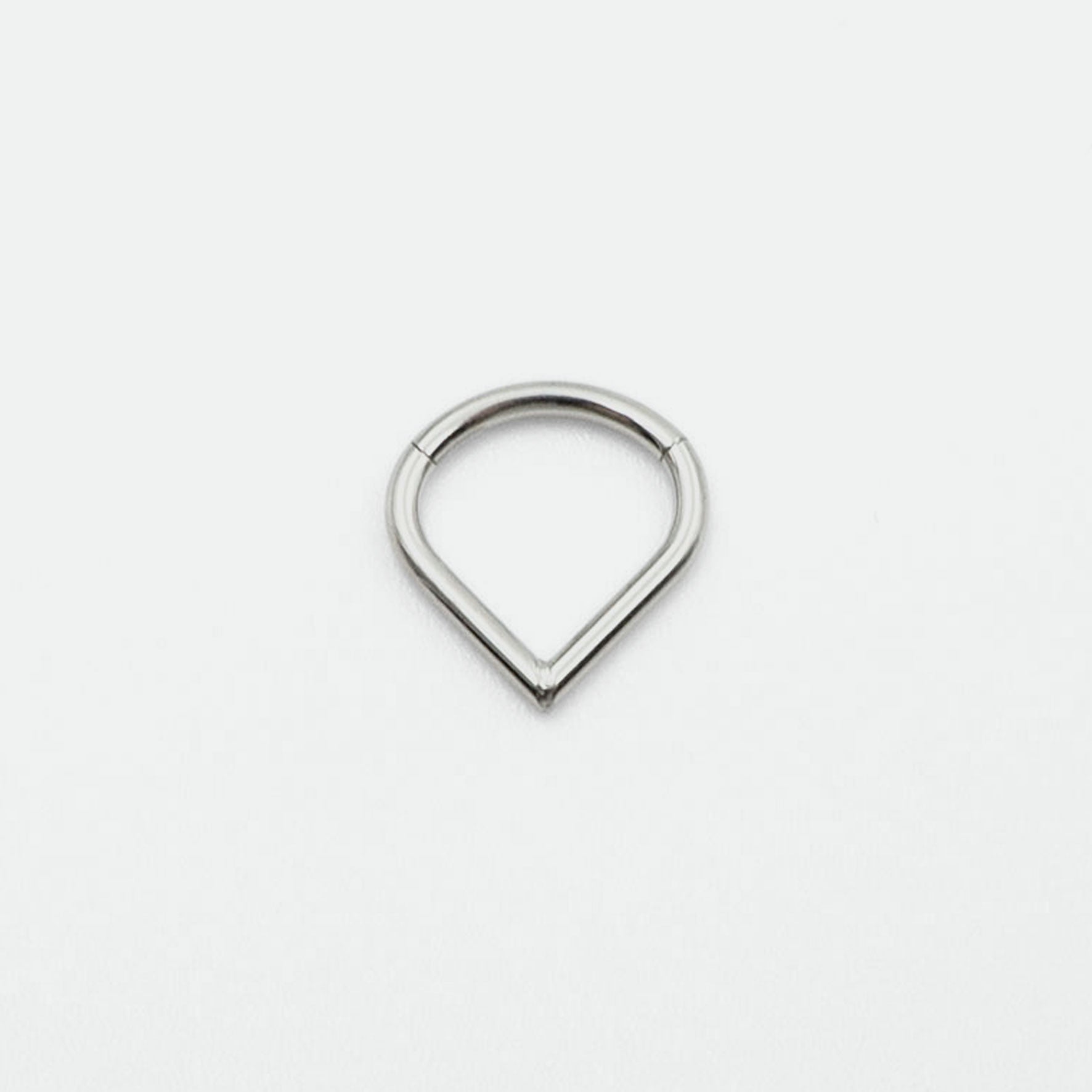 Piercing Septum fuer Damen jetzt kaufen in unserem Onlineshop oder vor Ort in unserer Filiale in Basel